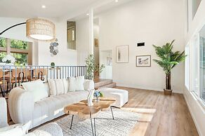 Spacious Retreat With Scenic Mountain Views