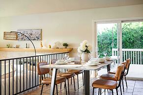 Spacious Retreat With Scenic Mountain Views