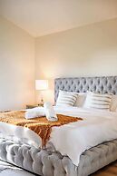 Spacious Retreat With Scenic Mountain Views