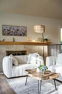 Spacious Retreat With Scenic Mountain Views