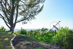 Spacious Retreat With Scenic Mountain Views