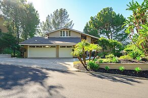 Spacious Retreat With Scenic Mountain Views
