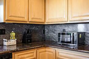 Spacious Retreat With Scenic Mountain Views