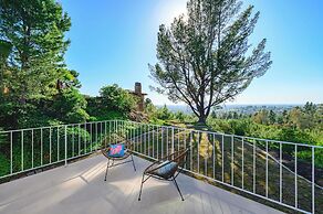 Spacious Retreat With Scenic Mountain Views