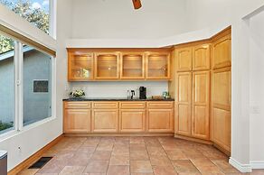 Spacious Retreat With Scenic Mountain Views