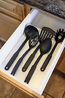 Spacious Retreat With Scenic Mountain Views