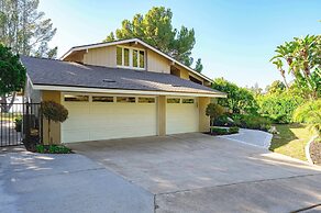 Spacious Retreat With Scenic Mountain Views