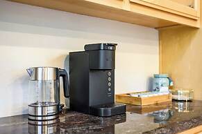 Spacious Retreat With Scenic Mountain Views