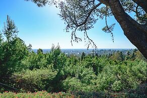 Spacious Retreat With Scenic Mountain Views