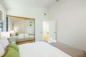 Spacious Retreat With Scenic Mountain Views