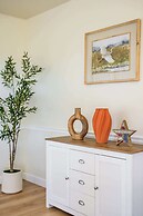 Spacious Retreat With Scenic Mountain Views