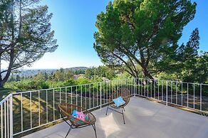 Spacious Retreat With Scenic Mountain Views