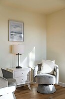 Spacious Retreat With Scenic Mountain Views