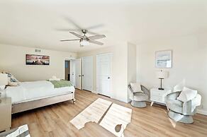 Spacious Retreat With Scenic Mountain Views