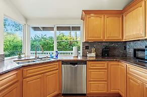 Spacious Retreat With Scenic Mountain Views