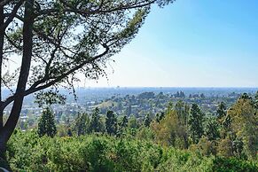 Spacious Retreat With Scenic Mountain Views