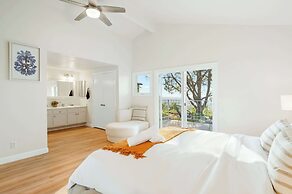 Spacious Retreat With Scenic Mountain Views