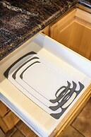 Spacious Retreat With Scenic Mountain Views