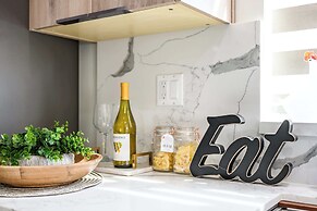 Stylish New Home Bright, Modern & Fully Stocked