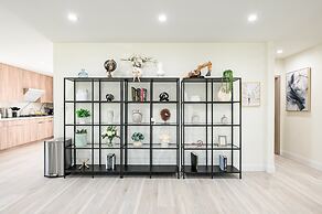 Stylish New Home Bright, Modern & Fully Stocked