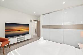 Stylish New Home Bright, Modern & Fully Stocked