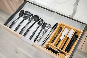 Stylish New Home Bright, Modern & Fully Stocked