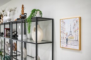 Stylish New Home Bright, Modern & Fully Stocked