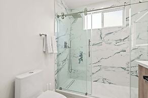 Stylish New Home Bright, Modern & Fully Stocked