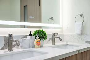 Stylish New Home Bright, Modern & Fully Stocked
