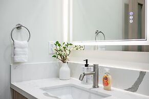 Stylish New Home Bright, Modern & Fully Stocked