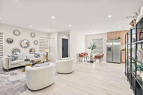 Stylish New Home Bright, Modern & Fully Stocked