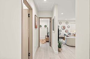 Stylish New Home Bright, Modern & Fully Stocked