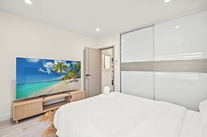Stylish New Home Bright, Modern & Fully Stocked