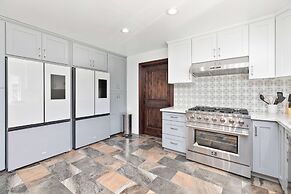 Sunny Spanish Villa Pool, Parking & Privacy