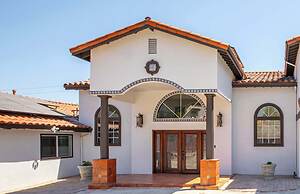 Sunny Spanish Villa Pool, Parking & Privacy