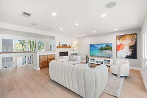 Waterfront Retreat With Stunning Views & Modern Co