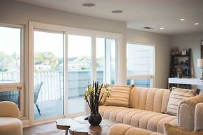 Waterfront Retreat With Stunning Views & Modern Co