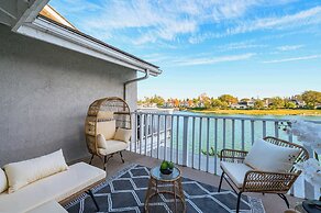 Waterfront Retreat With Stunning Views & Modern Co