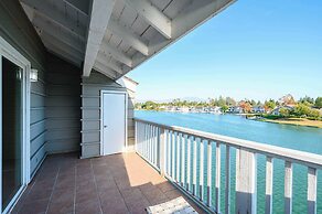 Waterfront Retreat With Stunning Views & Modern Co