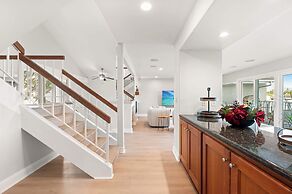 Waterfront Retreat With Stunning Views & Modern Co