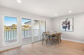 Waterfront Retreat With Stunning Views & Modern Co
