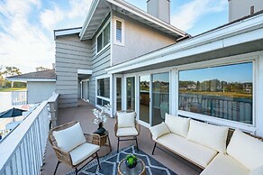 Waterfront Retreat With Stunning Views & Modern Co