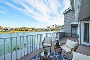 Waterfront Retreat With Stunning Views & Modern Co