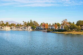 Waterfront Retreat With Stunning Views & Modern Co