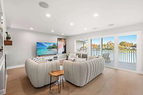 Waterfront Retreat With Stunning Views & Modern Co