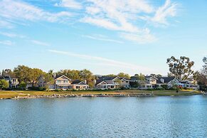 Waterfront Retreat With Stunning Views & Modern Co