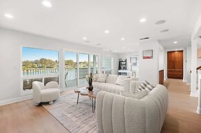 Waterfront Retreat With Stunning Views & Modern Co