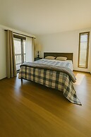 Beautiful House with Yard in Bellevue