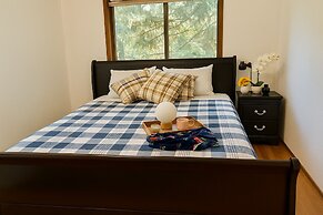 Beautiful House with Yard in Bellevue