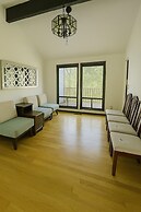 Beautiful House with Yard in Bellevue